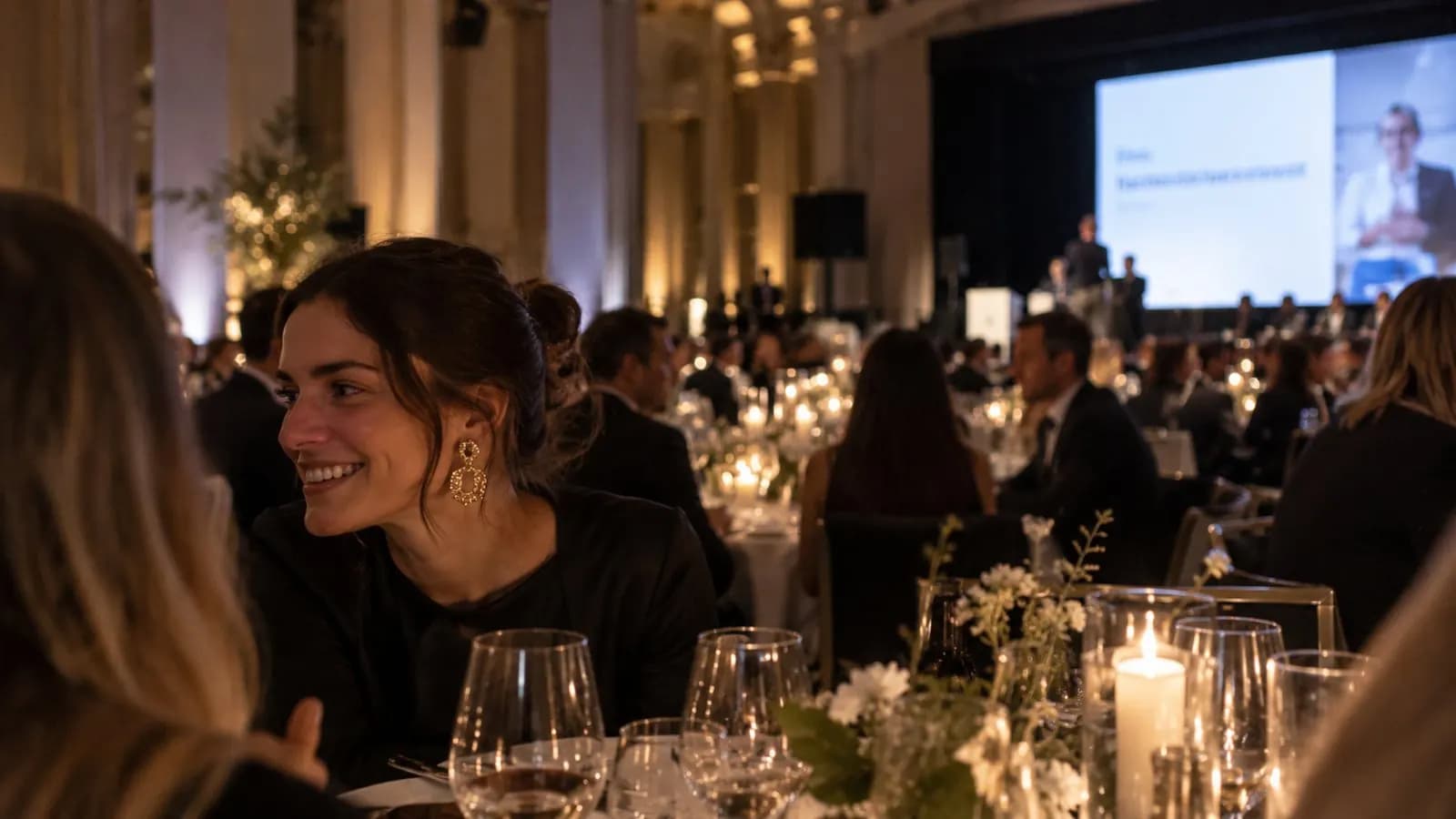Gäste bei einem eleganten Dinner