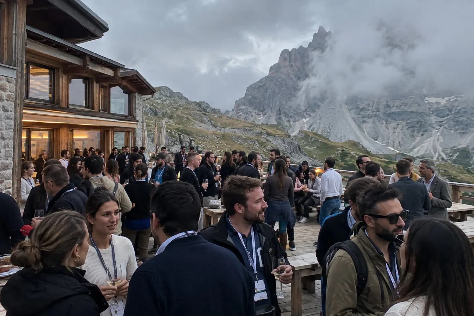 Networking-Aperitivo auf einer Bergterrasse