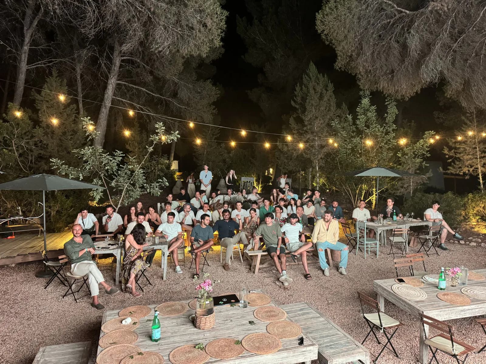 Il team di Pillar riunito di sera nel giardino di una finca a Ibiza