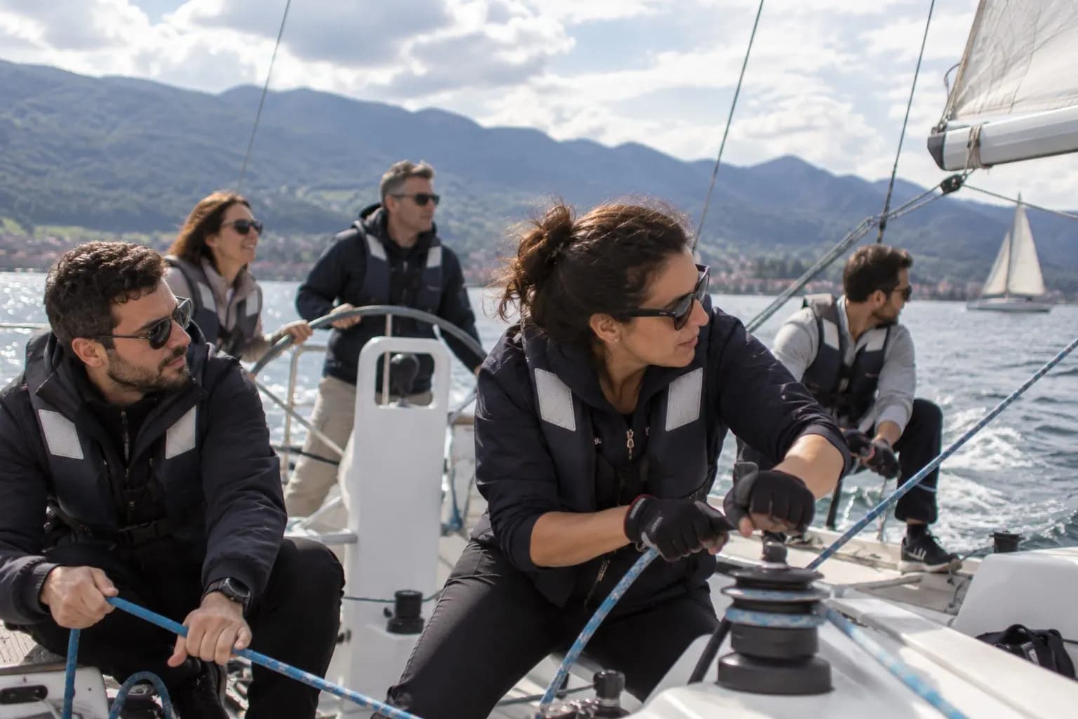 Equipo navegando juntos en un velero de regatas